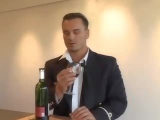 Красуня білявка стюардеса любить для грати з великий статевий член