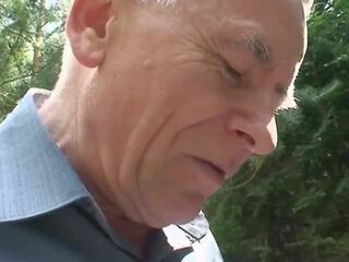 В молодий дівчина зустрічається an elderly одружена пара трахання | xhamster
