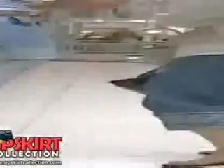 В прихований пропозиції так багато еротичний джинси шоу сцени з гарненька худенька недосвідчена ляльки