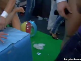 খুব groovy গ্রুপ নোংরা চলচ্চিত্র মধ্যে ক্লাব